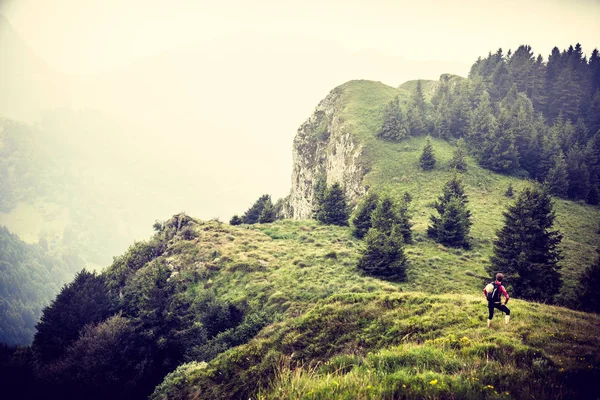 Confident young woman in countryside — Stock Photo, Image