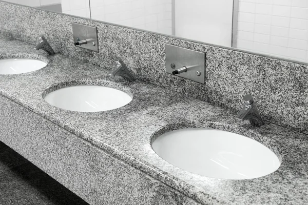 Handfat i offentliga toaletter — Stockfoto