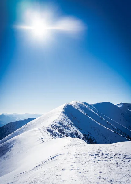 Kış dağ güneş ile