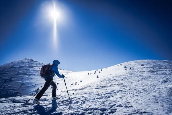 Skialpinist 在雪山上 — 图库照片