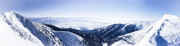 白雪皑皑的全景图山 — 图库照片