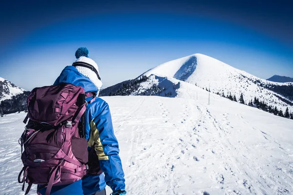 Mujer en montañas nevadas —  Fotos de Stock