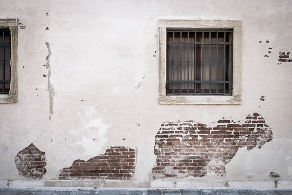 Eski İtalyan binanın duvarına