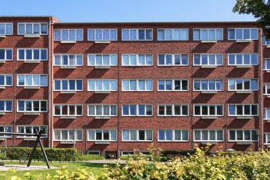 Şerit windows konut, Bina, kırmızı tuğla apartman, yüksek katlı blok daireler yeşil, kalite şehir archittecture sembolü ile kalite cephe