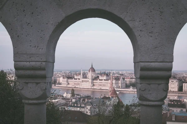 Ungarisches Parlamentsgebäude am Ufer der Donau in Budapest — Stockfoto