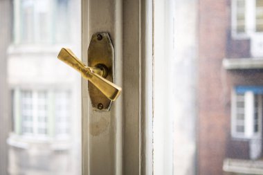 Eski ahşap pencere kolu