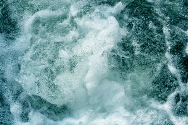 Bol köpüklü su kaynıyor.