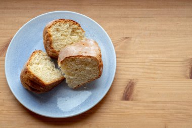 Ahşap zemin üzerinde güzel bir seramik tabakta ev yapımı ekmek parçaları.