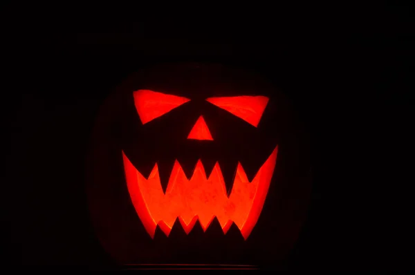 Jack-o-lantern dla halloween zbliżenie w nocy ciemnej — Zdjęcie stockowe