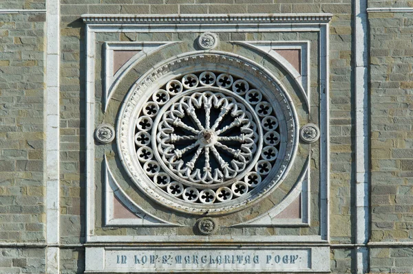 Rosenfenster der santa maria kirche in cortona toskana italien — Stockfoto