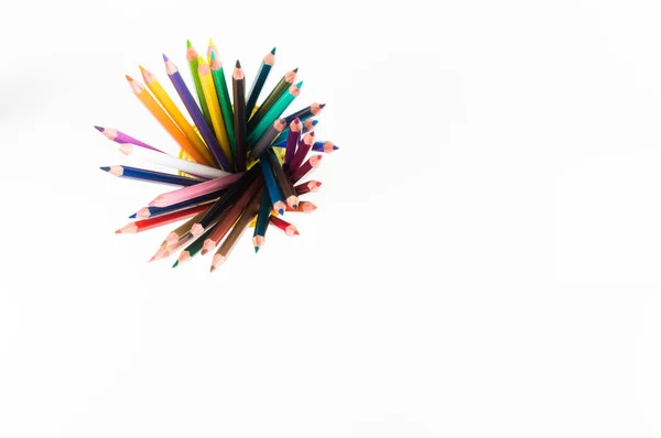 Renkli boya kalemi ve beyaz zemin üzerine pastel — Stok fotoğraf