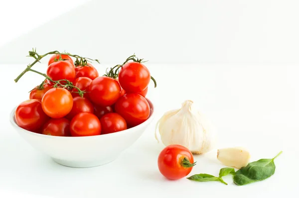 Italienische rote Tomaten aus nächster Nähe auf weißen — Stockfoto