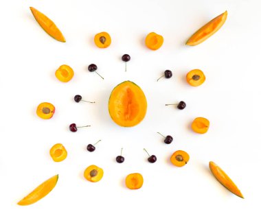 Renkli yaz meyve desenle kavun dilimleri, kayısı ve beyaz arka plan üzerinde izole kiraz