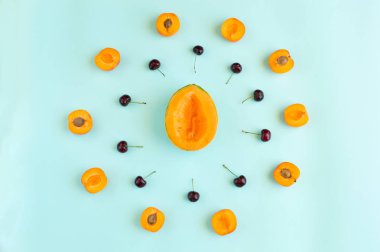 Renkli yaz meyve desenle kavun dilimleri, kayısı ve masmavi Akuamarin arka plan üzerinde izole kiraz