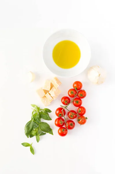 Comida italiana con tomates rojos, hojas de albahaca, queso, ajo — Foto de Stock