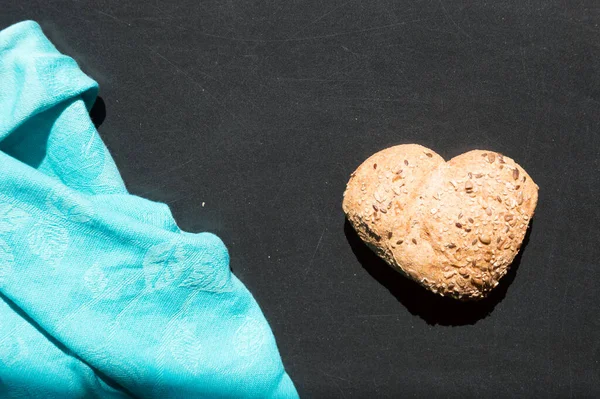 Herzform Von Vollkornbrot Auf Tafel Hintergrund — Stockfoto