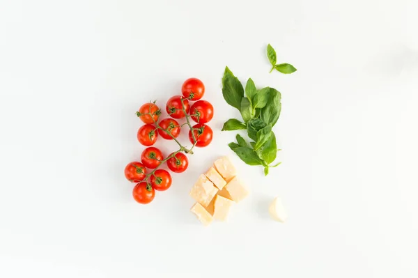 Los Tomates Rojos Italianos Cierran Comida Con Pasta Hojas Albahaca — Foto de Stock