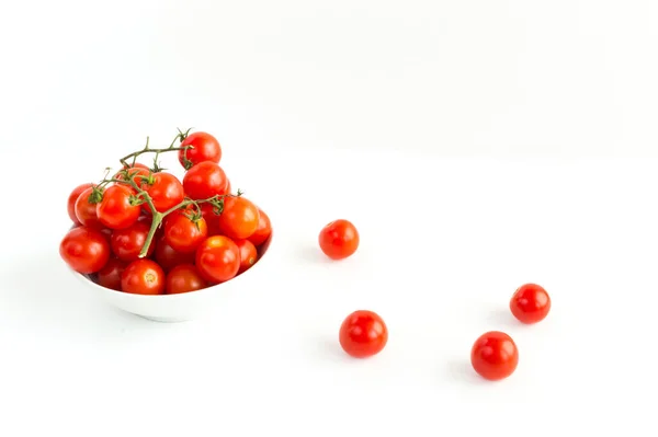 Italienische Rote Tomaten Nahaufnahme Mit Pasta Basilikumblättern Käse Isoliert Auf — Stockfoto