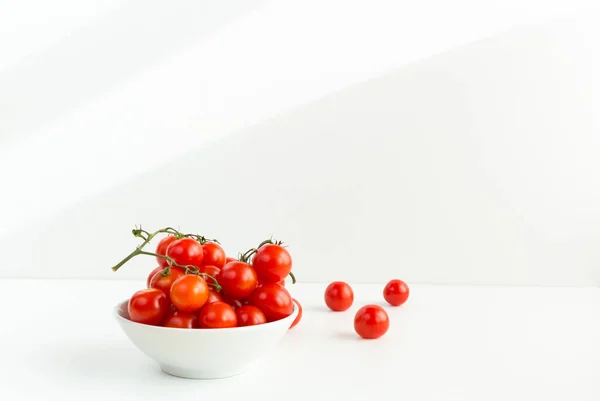 Los Tomates Rojos Italianos Cierran Comida Con Pasta Hojas Albahaca — Foto de Stock