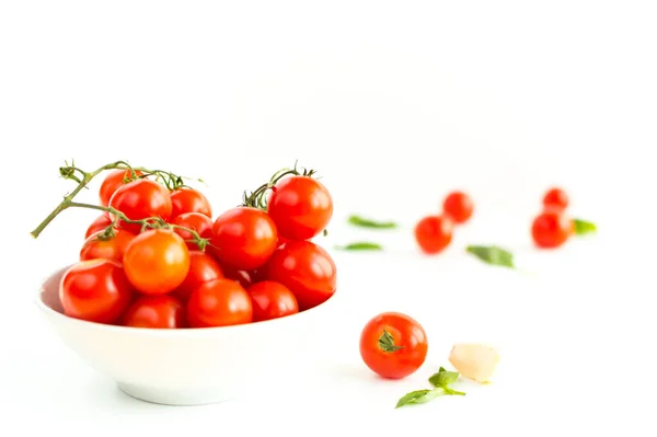 Italienische Rote Tomaten Nahaufnahme Mit Pasta Basilikumblättern Käse Isoliert Auf — Stockfoto