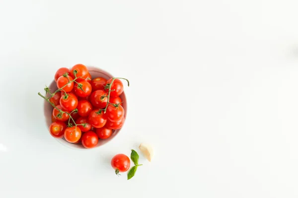 Italienische Rote Tomaten Nahaufnahme Mit Pasta Basilikumblättern Käse Isoliert Auf — Stockfoto