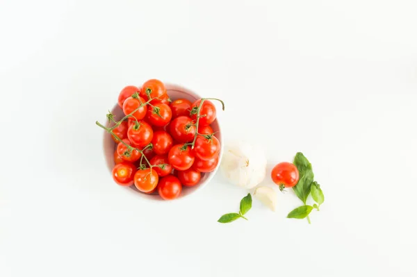 Italienische Rote Tomaten Nahaufnahme Mit Pasta Basilikumblättern Käse Isoliert Auf — Stockfoto
