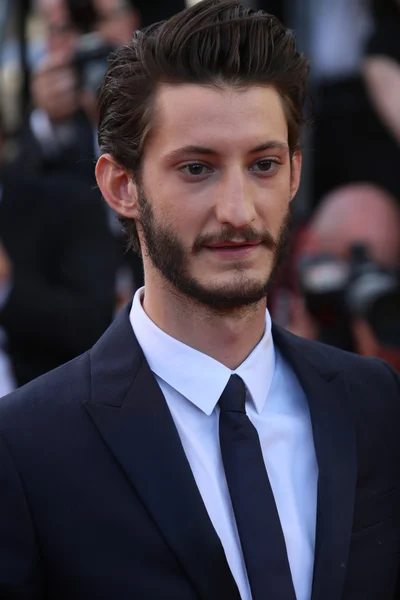 Cannes, Francja - 18 maja: Pierre Niney uczęszcza na premierze 'Inside Out' podczas 68 rocznego festiwalu filmowym w Cannes na 18 maja 2015 w Cannes, Francja. — Zdjęcie stockowe