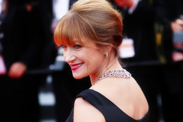 Джейн Сеймур приняла участие в премьере фильма "Безумный Макс: Фьюри Роуд" во время 68-го Каннского кинофестиваля 14 мая 2015 года в Каннах, Франция . — стоковое фото