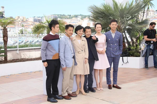 Sylvia Chang, yönetmen Jia Zhang Ke, Zhao Tao, Zhang Yi bir photocall 68 Cannes Film Festivali sırasında 20 Mayıs 2015 tarihinde Fransa'nın Cannes 'Shan o Gu Ren için' ('dağlar olabilir yola') katılmak. — Stok fotoğraf