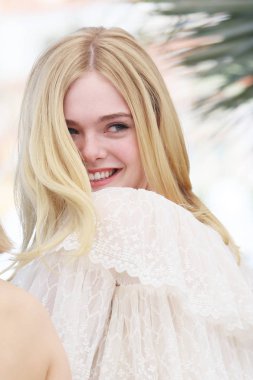 Elle Fanning, Neon Demon 'a katılıyor.