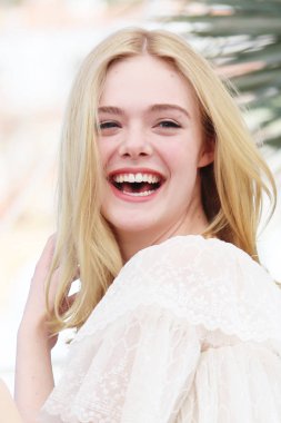 Elle Fanning, Neon Demon 'a katılıyor.