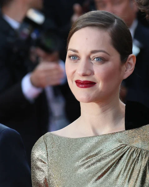 A atriz Marion Cotillard deixa a Terra da Lua  ( — Fotografia de Stock