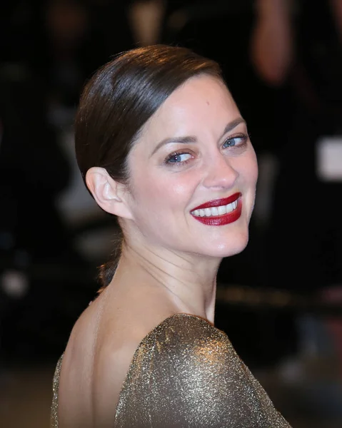 La actriz Marion Cotillard sale de la Tierra de la Luna  ( —  Fotos de Stock