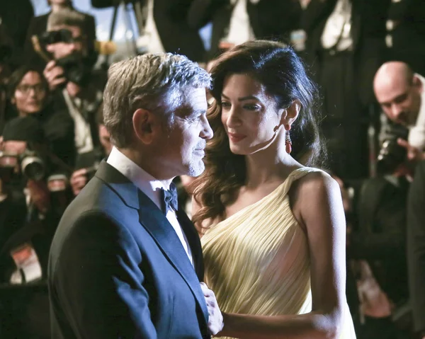 George Clooney and his wife Amal Alamuddin — Stock Photo, Image