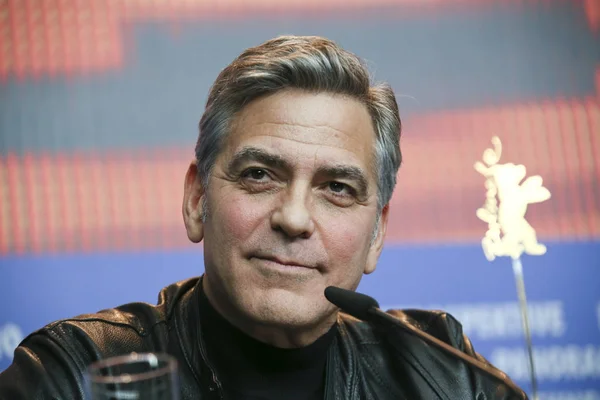 Джордж Клуні відвідує "Слава Цезарю". — стокове фото
