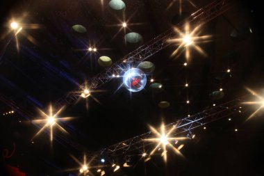 Işıkları Berlin'in çatıları altında