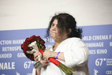 Dana Bunescu gümüş ayı ile poz veriyor