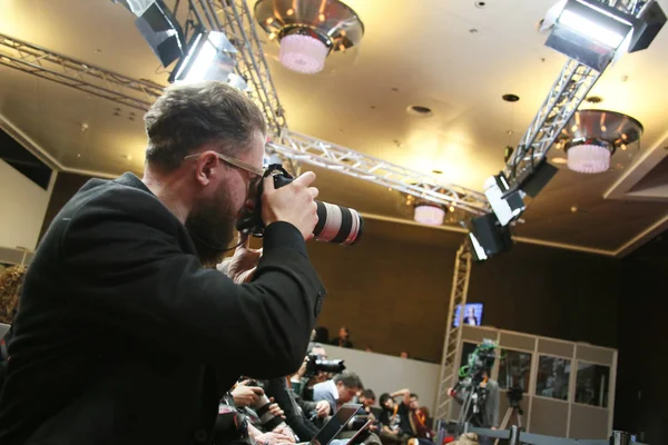 Fotógrafo participa na conferência de imprensa dos premiados — Fotografia de Stock