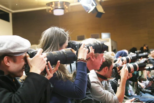 Fotograaf wonen de persconferentie van de award winnaars — Stockfoto