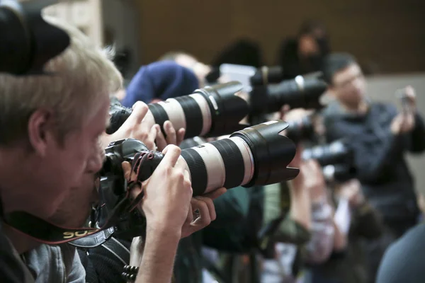 Fotógrafo participa na conferência de imprensa dos premiados — Fotografia de Stock