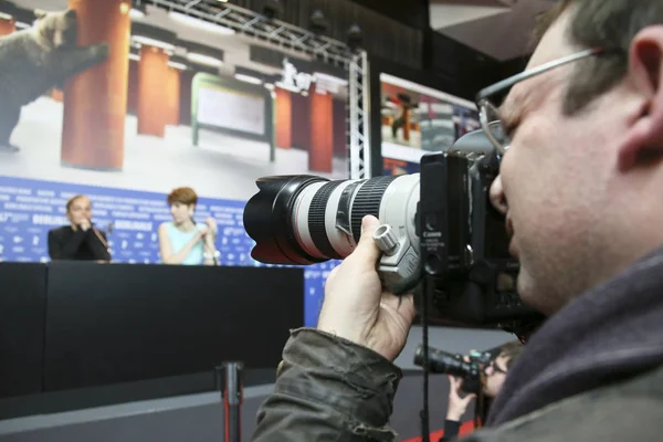 Fotógrafo participa na conferência de imprensa dos premiados — Fotografia de Stock