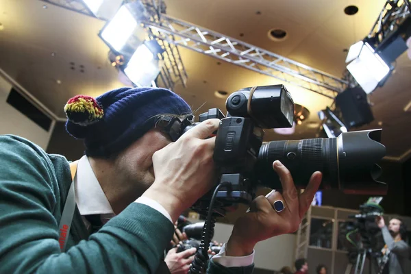 Fotograf nimmt an der Pressekonferenz der Preisträger teil — Stockfoto
