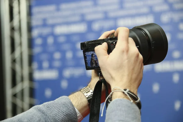 Fotógrafo assiste conferência de imprensa dos premiados — Fotografia de Stock