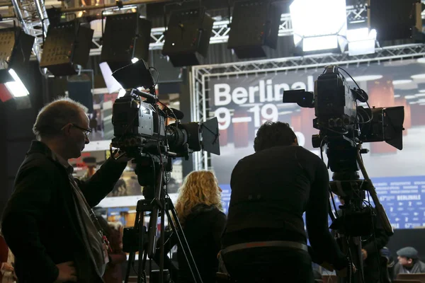 Cameraman participa da conferência de imprensa dos premiados — Fotografia de Stock