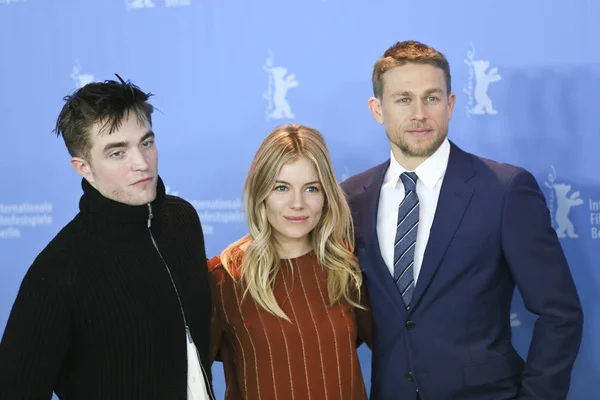Robert Pattinson, Charlie Hunnam, Sienna Miller — Stockfoto