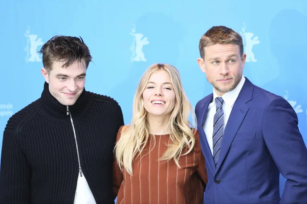 Robert Pattinson, Charlie Hunnam, Sienna Miller — Stockfoto