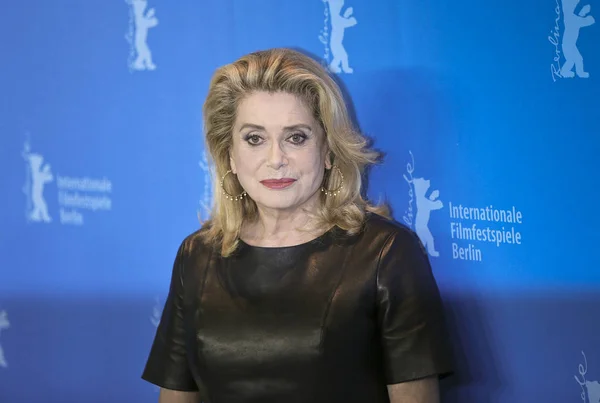 Catherine Deneuve frequenta l'ostetrica — Foto Stock