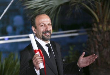 Asghar Farhadi pozlar ile onun en iyi senaryo Ödülü 