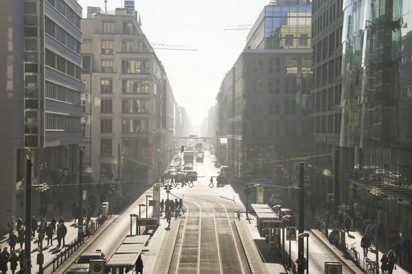 Berlín, Friedrichstrasse. Comienza el día . — Foto de Stock