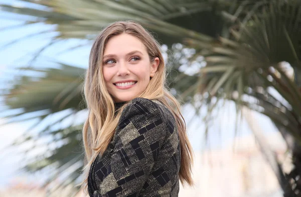 Elizabeth Olsen részt vesz a "Wind Riverben" — Stock Fotó